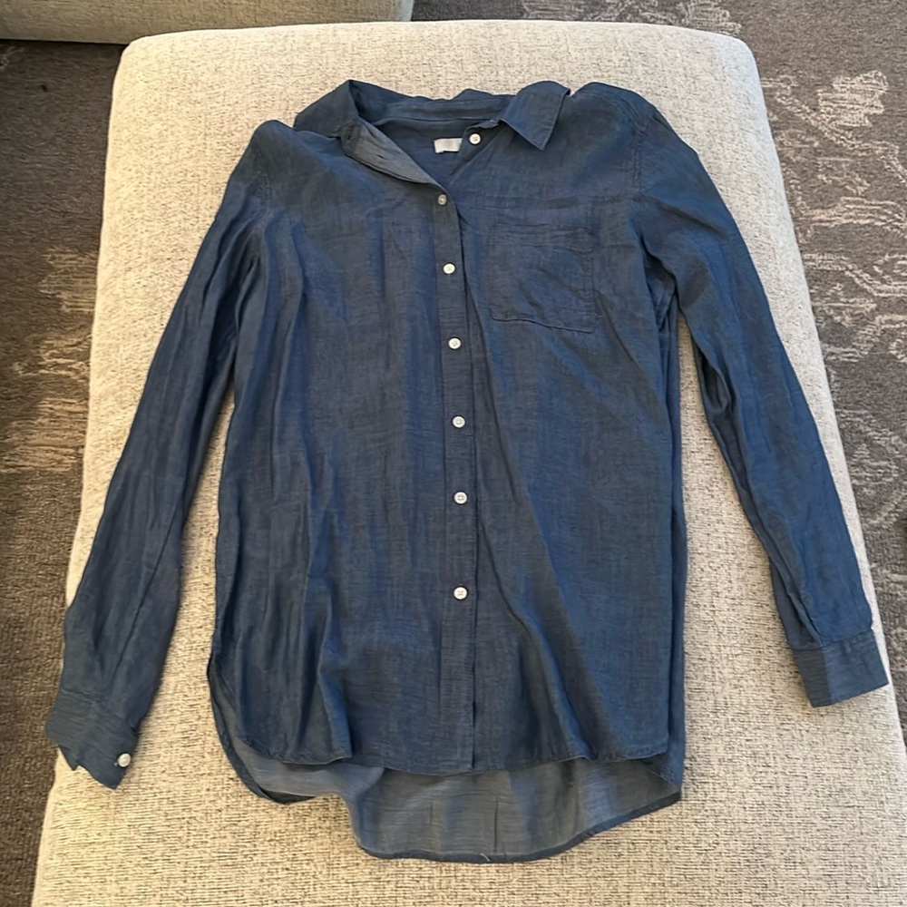 Loft chambray buttons down size small.